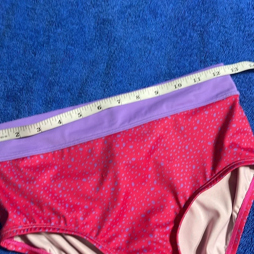 NWOT kid’s Nike swim bottoms L